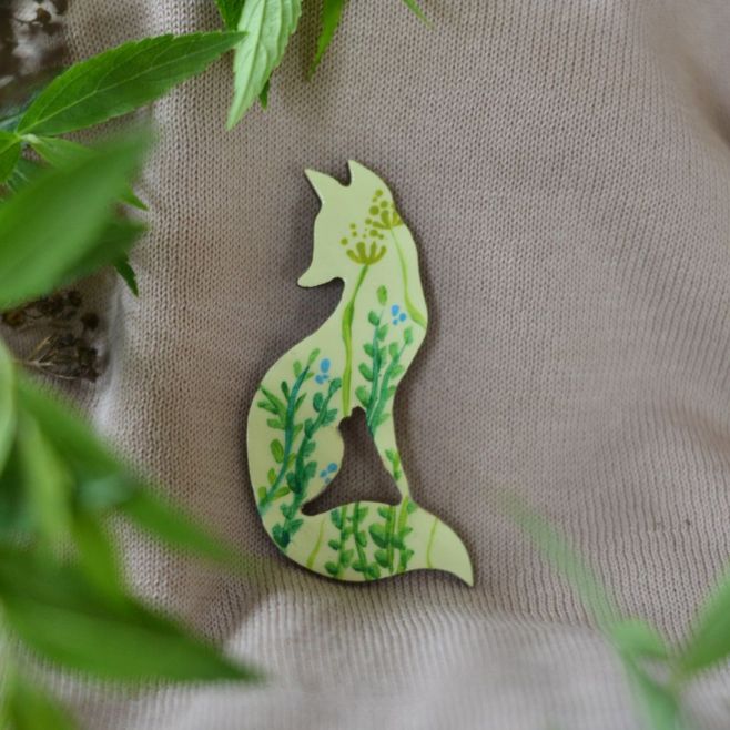 Lesní brož pro milovníky přírody! Ručně malovaná dřevěná brož ve tvaru lišky, zdobená jemnými rostlinnými motivy. Každý...