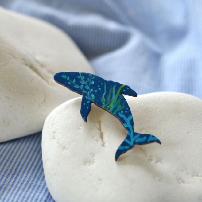 Dřevěná ručně malovaná brož Velryba. www.janale.cz #rucnivyroba #drevenevyrobky #broz